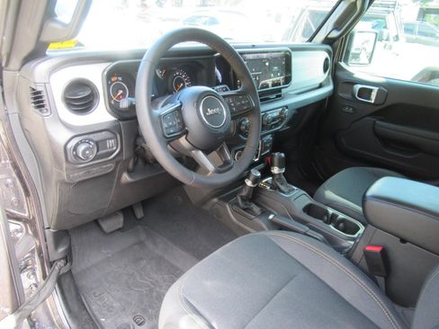 Used 2024 Jeep Wrangler Unlimited Sport AWD/4WD image 18