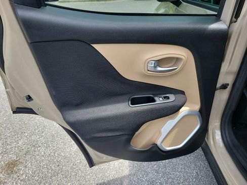 Used 2016 Jeep Renegade Latitude FWD image 14