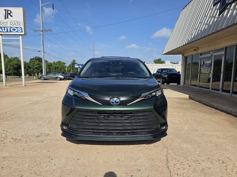 Used 2025 Toyota Sienna XLE FWD image 2