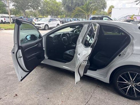 Used 2022 Toyota Camry SE FWD image 13