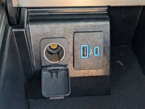 Used 2022 Ford Explorer XLT image 23