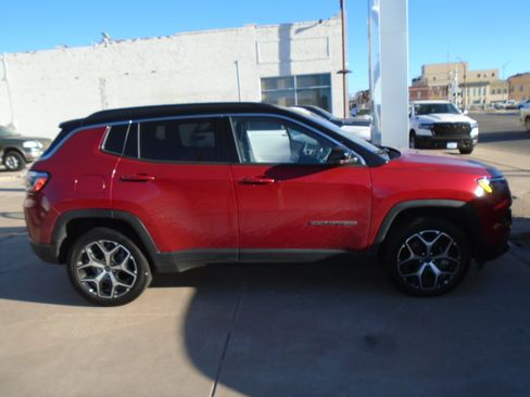 Used 2025 Jeep Compass Limited AWD/4WD image 2