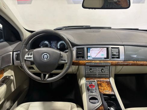 Used 2010 Jaguar XF Premium image 11