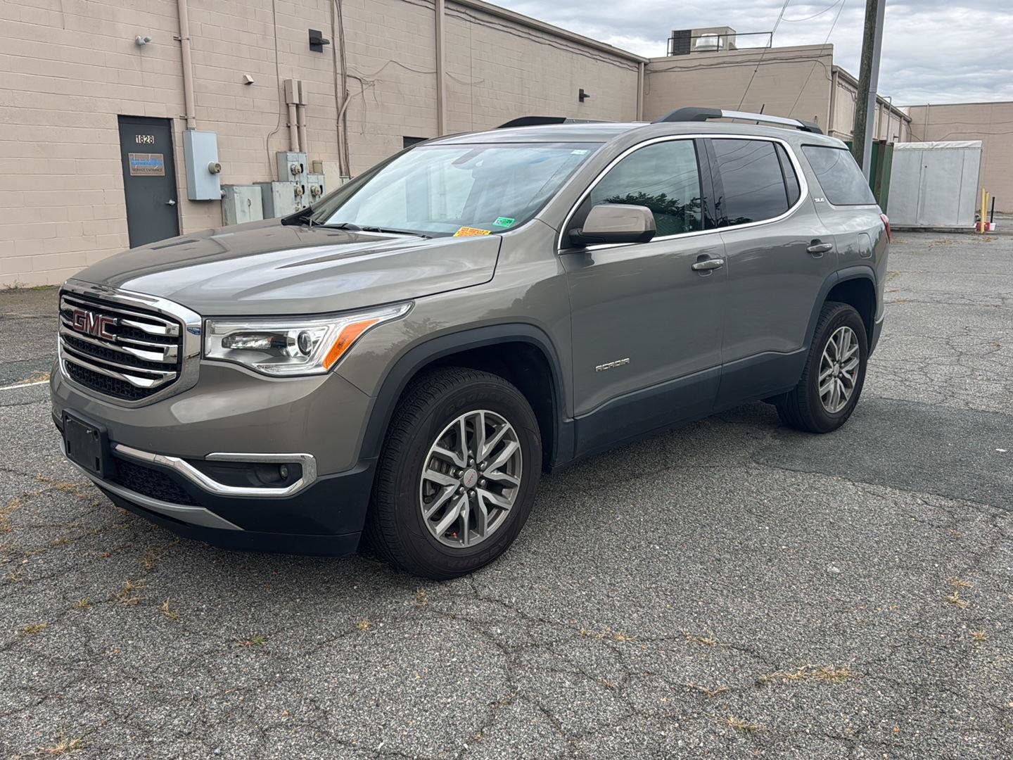 Used 2019 GMC Acadia SLE FWD image 1