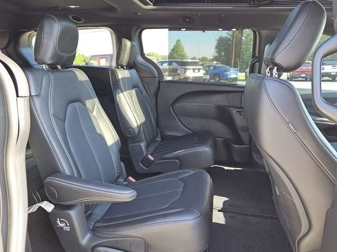 Used 2025 Chrysler Pacifica Select FWD image 13