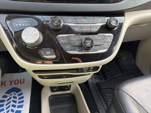 Used 2017 Chrysler Pacifica Touring-L Plus image 10