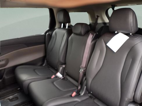 New 2026 Kia Carnival EX FWD image 24