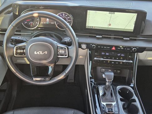 Used 2023 Kia Carnival EX image 23