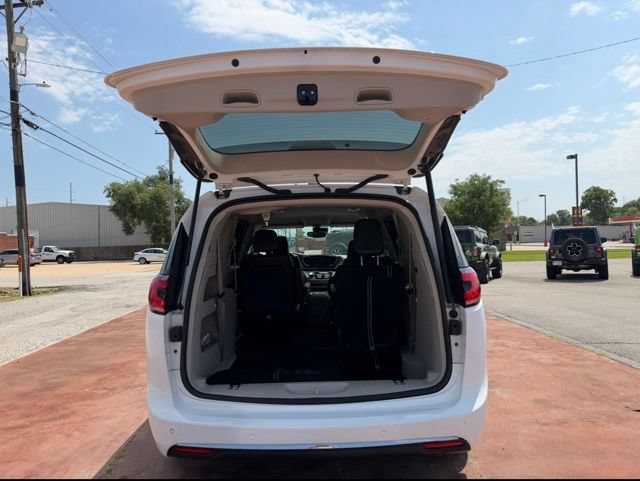 Used 2024 Chrysler Pacifica Touring-L FWD image 7