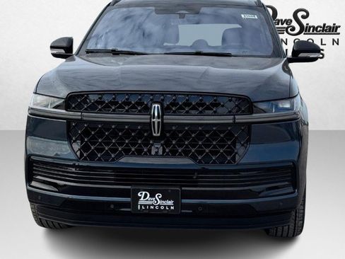 Used 2025 Lincoln Navigator Reserve w/ Jet Appearance Package AWD/4WD image 2