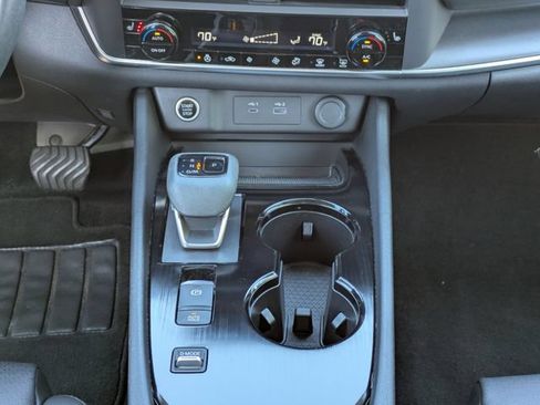 Used 2023 Nissan Rogue SV w/ SV Premium B Package FWD image 19