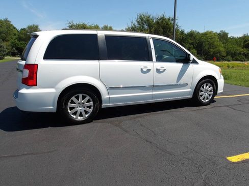 Used 2015 Chrysler Town & Country Touring FWD image 13