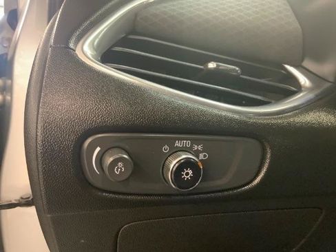 Used 2017 Chevrolet Malibu LT FWD image 25