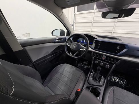 Used 2023 Volkswagen Taos SE w/ Panoramic Sunroof Package FWD image 29