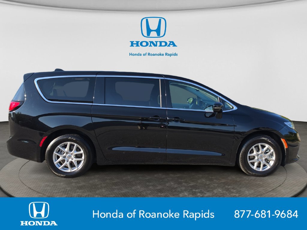 Used 2024 Chrysler Pacifica Touring-L FWD image 6