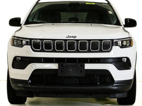 Used 2022 Jeep Compass Latitude w/ Sun and Sound Group AWD/4WD image 2