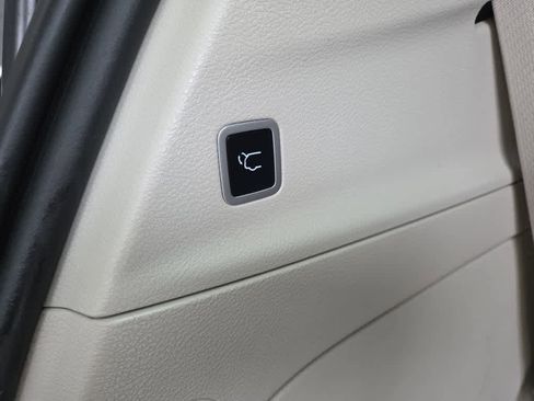 Used 2023 Chrysler Pacifica Limited w/ Uconnect Theater Family Group image 37