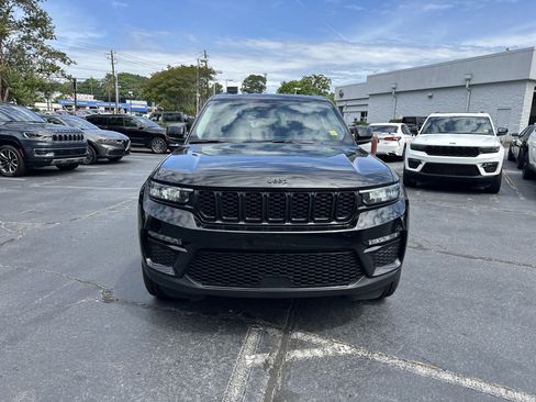 Used 2023 Jeep Grand Cherokee Limited w/ Black Appearance Package AWD/4WD image 4