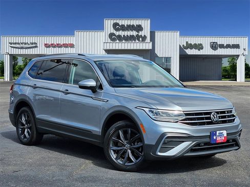 Used 2022 Volkswagen Tiguan SE image 1