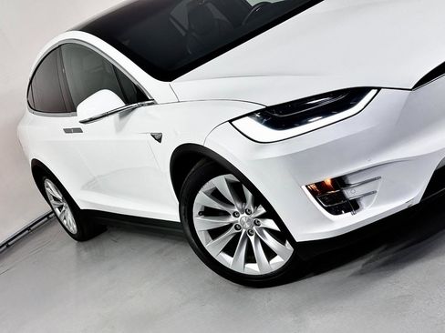 Used 2018 Tesla Model X 75D image 4