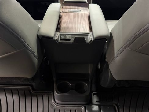 Used 2023 Toyota Sienna XLE FWD image 35