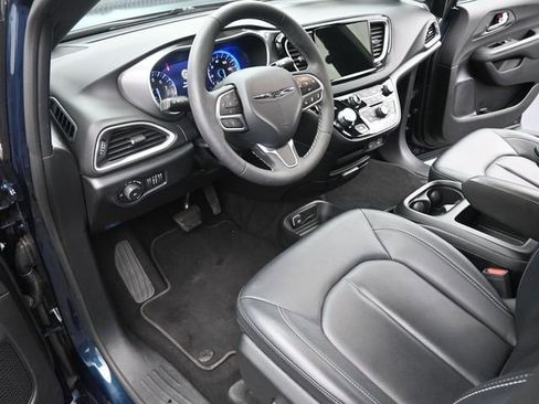 Used 2025 Chrysler Pacifica Select image 9