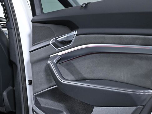 Used 2022 Audi e-tron Chronos image 33