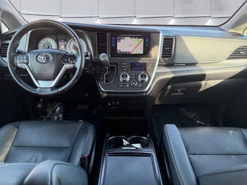 Used 2017 Toyota Sienna SE Premium image 10