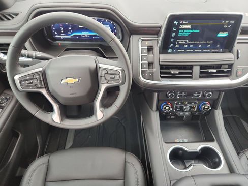 Used 2024 Chevrolet Suburban LT w/ LT Signature Package RWD image 11