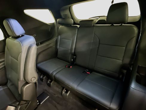 Used 2025 Chevrolet Traverse LT image 30