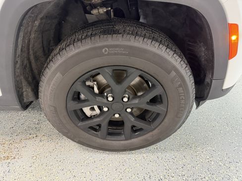 Used 2024 Jeep Grand Cherokee L Altitude image 32