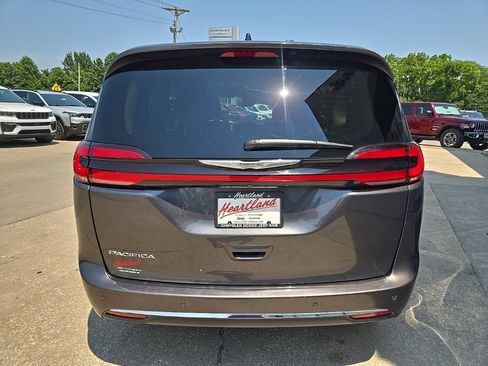 Used 2023 Chrysler Pacifica Touring-L FWD image 8