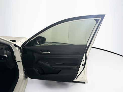 Used 2025 Nissan Altima 2.5 SV FWD image 29