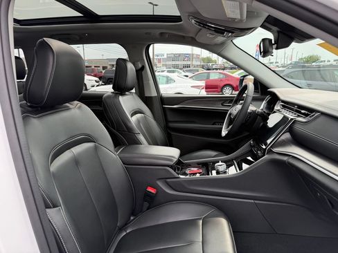 Used 2023 Jeep Grand Cherokee Limited w/ Black Appearance Package AWD/4WD image 18
