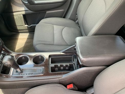 Used 2017 Chevrolet Traverse LT w/ Style and Technology Package FWD image 13