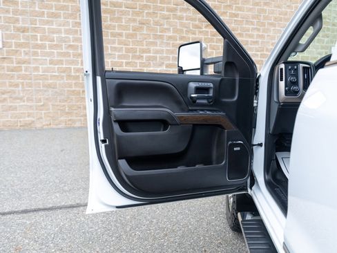 Used 2017 GMC Sierra 2500 Denali w/ Duramax Plus Package AWD/4WD image 21