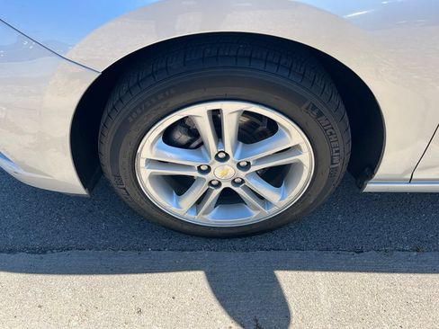 Used 2018 Chevrolet Cruze LT FWD image 12