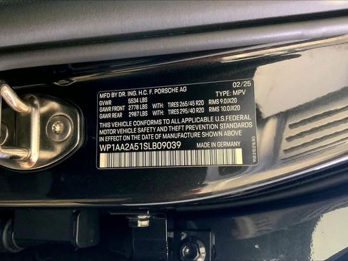 Used 2025 Porsche Macan image 36