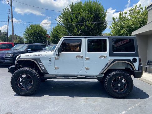 Used 2013 Jeep Wrangler Unlimited Sahara AWD/4WD image 9