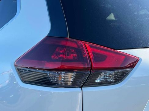 Used 2019 Nissan Rogue SL w/ Premium Package image 11