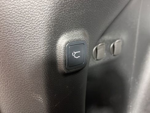 Used 2021 Jeep Cherokee Limited image 11