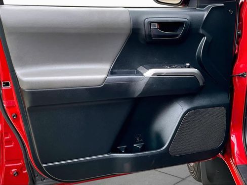 Used 2017 Toyota Tacoma SR5 AWD/4WD image 22