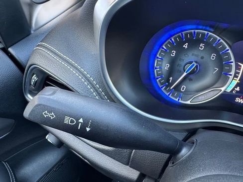 Used 2023 Chrysler Pacifica Limited w/ Uconnect Theater Family Group image 25