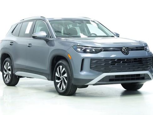 Used 2025 Volkswagen Tiguan S image 3