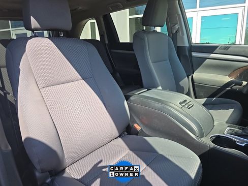 Used 2018 Toyota Highlander LE image 32