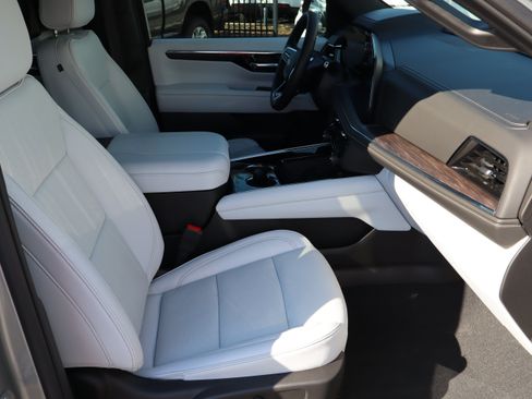 Used 2025 Chevrolet Tahoe Premier AWD/4WD image 42
