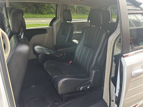 Used 2014 Chrysler Town & Country Touring FWD image 21