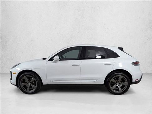 Certified 2025 Porsche Macan image 2