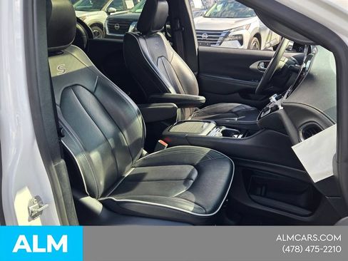 Used 2025 Chrysler Pacifica Limited FWD image 19