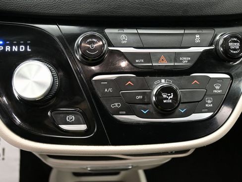 Used 2023 Chrysler Voyager LX FWD image 28